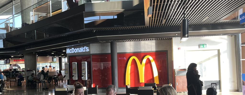 Neil Scrivener reviews the Royal Jordanian Crown Lounge in Amman's Queen Alia International Airport, accessed by through OneWorld membership or flying Business Class. 